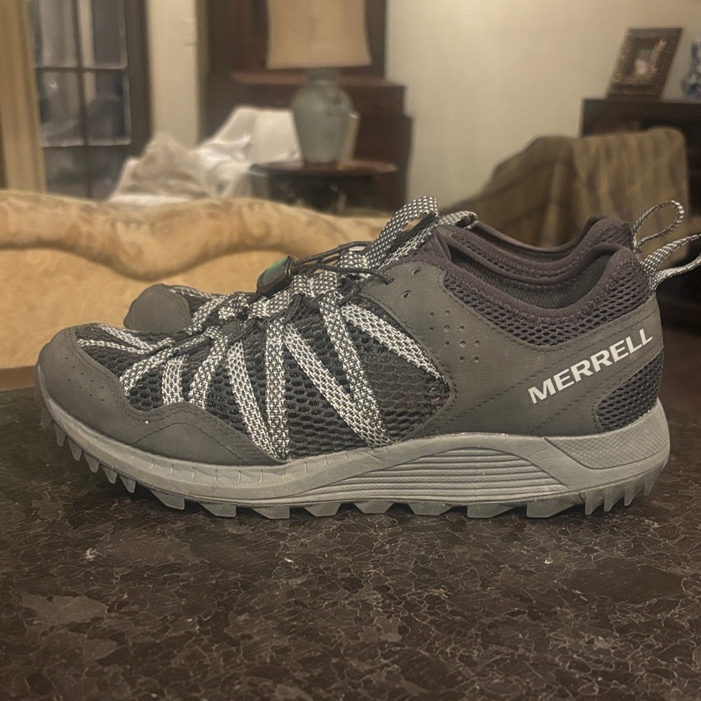 Men’s Black Merrell Wildwood Trail shoes in great condition! Only worn once